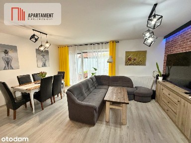 Nowoczesny dwupoziomowy segment z ogródkiem