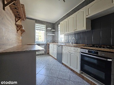 Pierwsze piętro 3 pokoje z balkonem