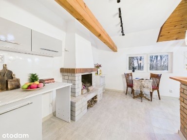 KRYNICKIE, gm. Zabłudów - kompaktowy drewniany domek we wsi.