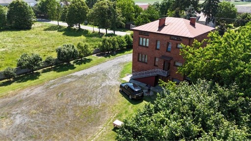 Dom piętrowy z bundynkami gospodarczymi