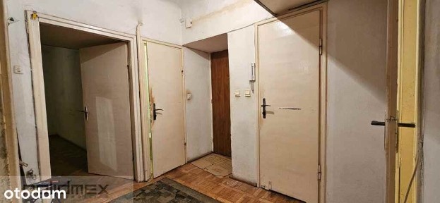 Trzypokojowe z odzielną kuchnią.