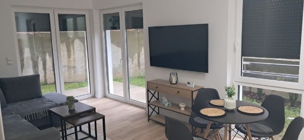 Wyposażony apartament z ogródkiem, super lokalizacja, niski czynsz