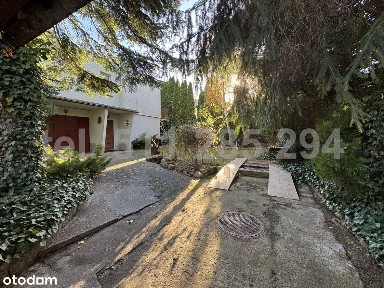 Dom wolnostojący, zielona okolica, klimatyczna działka.