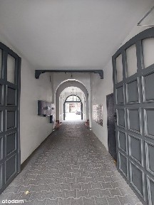 Kawalerka, częściowo umeblowana w zadbanej kamienicy na Jeżycach