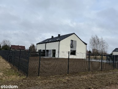 Nowoczesny dom jednorodzinny w zabudowie bliźniaczej, pół bliźniaka