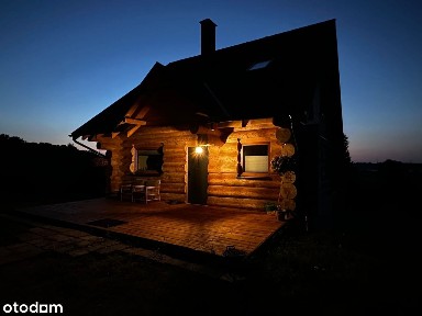 Stylowy dom z kominkiem w otoczeniu natury