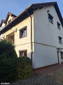 Dom w zabudowie bliźniaczej z dwoma niezależnymi mieszkaniami