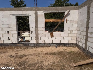 Działka z rozpoczętą budową, media prąd,woda + materiał