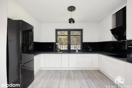 Zeroenergetyczny dom PV i pompa ciepła przy lesie