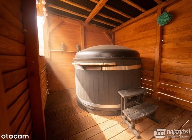 Oparzno- gospodarstwo na uboczu wśród zieleni