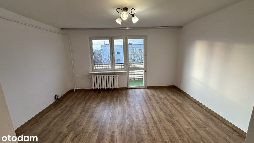 Jasne przytulne mieszkanie z dużym balkonem w spokojnej okolicy.