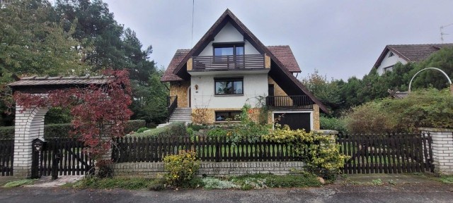 Dom jednorodzinny z zabudowaniami i ogrodem.