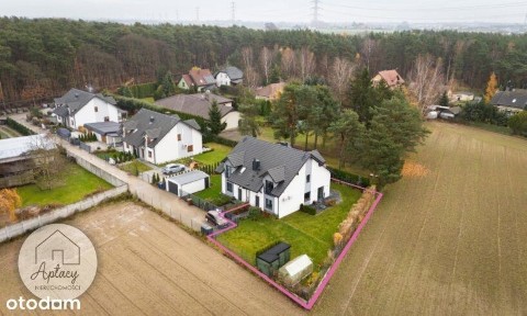 Dom przy lesie i jeziorze z ogrodem