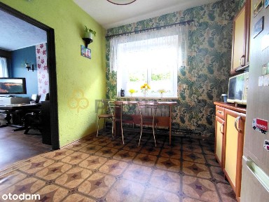 Duży dom wolnostojący z budynkami gospodarczymi