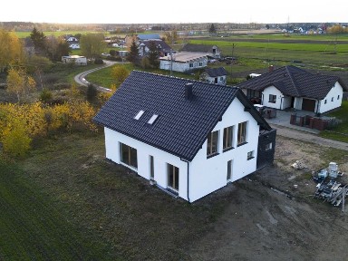 Dom w stanie deweloperskim. Cicha spokojna okolica.