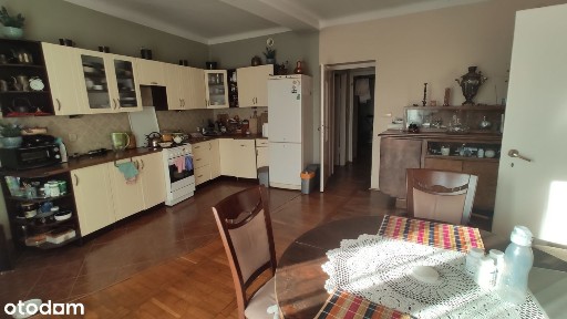 Piętrowy dom dwurodzinny z ogrodem i garażami, Al. Krakowska, Warszawa