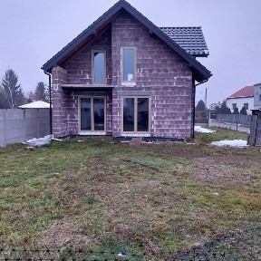 Nowy dom z ciepłych materiałów.