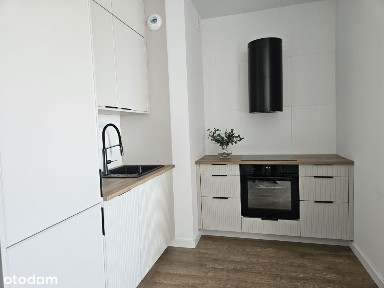 Kawalerka z wydzieloną sypialnią i ze sporym tarasem.