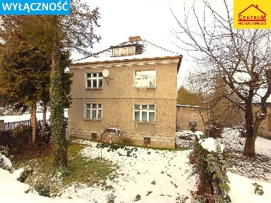 Dom położony w spokojnej okolicy.