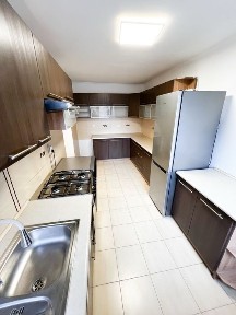 wynajem oferuję duże, jasne mieszkanie o powierzchni 85 m²