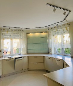 Przestronny dom z ogrodem dla rodziny - 240m2, 6 pokoi, garaż