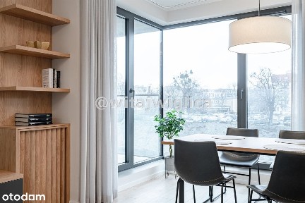 Cisza W Centrum Z Widokiem NA Rzekę