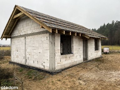 Dom jednorodzinny w Borach Tucholskich, stan surowy otwarty.