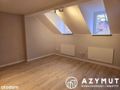 Kawalerka w kamienicy z ogrodzonym ogródkiem