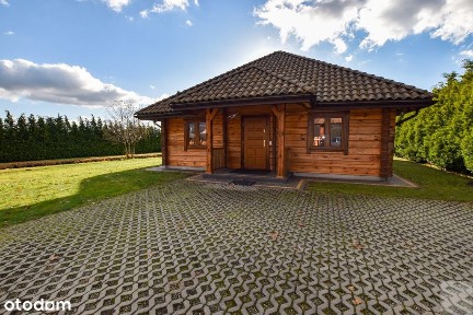 Dom z pełnego bala z zarybionym stawem