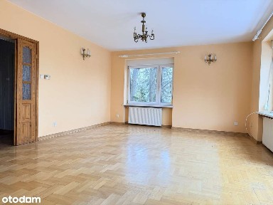 Dom wolnostojący z ogrodem, zielona okolica, spokojne położenie.