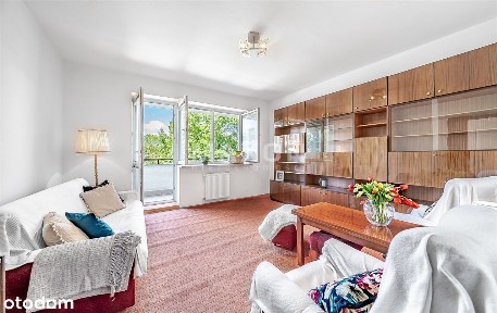 Przestronna kawalerka z oddzielną kuchnią; metro