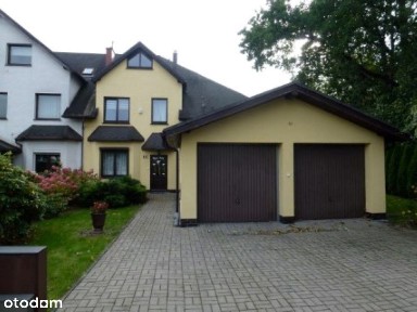 Skarjny szereg w Cieplicach z widokiem na góry.