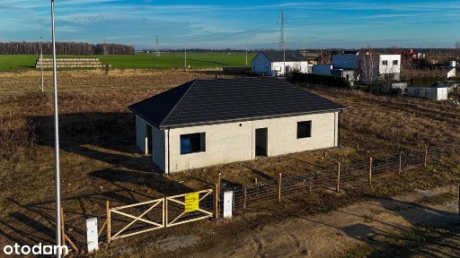 Nowoczesny dom parterowy w Klonówcu-trwała konstrukcja, stan zamknięty