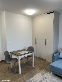 Widna kawalerka z oddzielną kuchnią i garażem w cenie