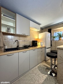 Funkcjonalna kawalerka z garderobą i tarasem.