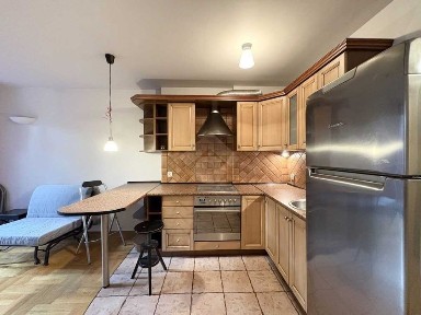 Kawalerka na zamkniętym osiedlu z naziemnym miejscem parkingowym