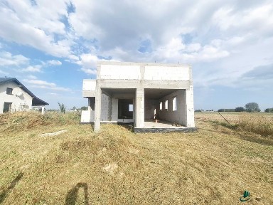 Dom wolnostojący z poddaszem użytkowym w trakcie budowy