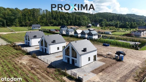 Nowoczesne domy blisko jeziora i morza