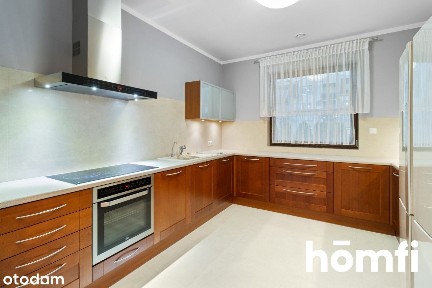 Nowoczesny dom z garażem i rozległym terenem rekreacyjnym - w mieście