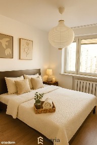 Miasto w tle, dom na pierwszym planie-cisza-zieleń