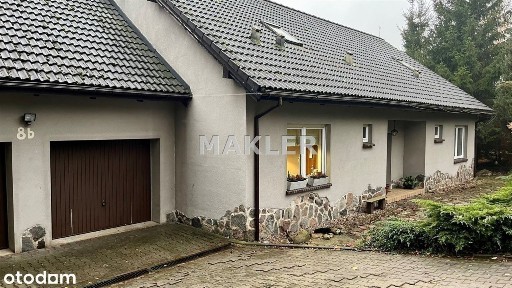 Dom z linią brzegową jeziora,prywatny pomost