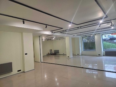 Lokal nr 10. Ścisłe centrum Tomaszowa.Wejście prosto z ulicy P.O.W. 17