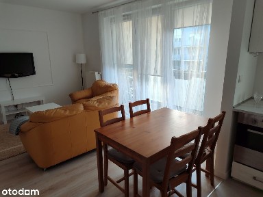 Słoneczne, bardzo ciepłe dwupokojowe z aneksem sypialnianym.