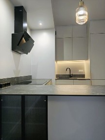 Mieszkanie z balkonem, miejscem postojowym, komórką, klimatyzacją.