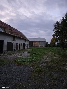 Dom wraz z budynkami gospodarczymi.