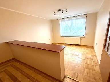 Na wynajem piętro domu (mieszkanie 2 pok.) z parkingiem