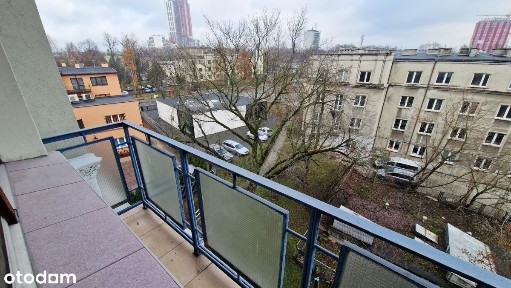 duży pokój z balkonem i osobną kuchnią