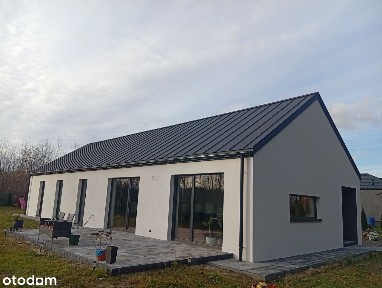 Nowoczesny dom z dużym ogrodem i wysokim sufitem