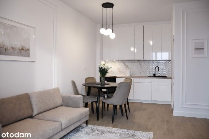 Nowoczesne mieszkanie z klimatyzacją i loggią - 8 min do metra