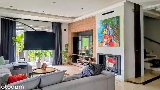 Nowoczesny dom w zielonej okoloicy.